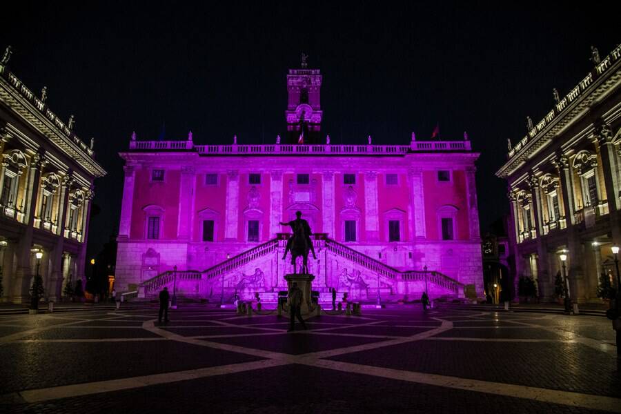 Tumore al seno, Roma e il litorale laziale si illuminano di rosa