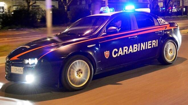 Ostia, getta la cocaina nello scarico del lavabo e aggredisce i Carabinieri: arrestato