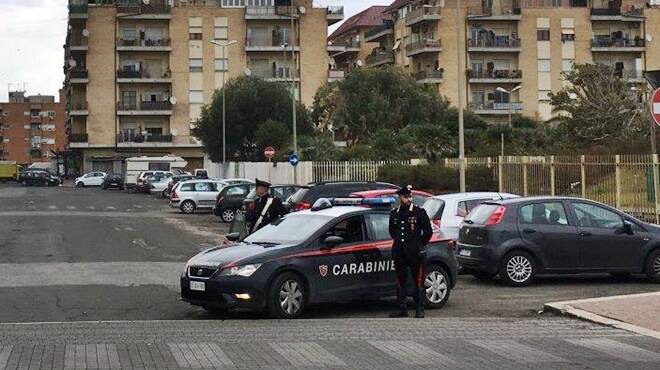 Ostia, fermato per un controllo spintona e minaccia i carabinieri: denunciato