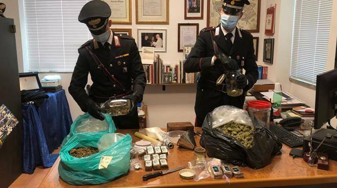 Roma, nasconde oltre 32mila dosi di droga nel box auto: arrestato 43enne