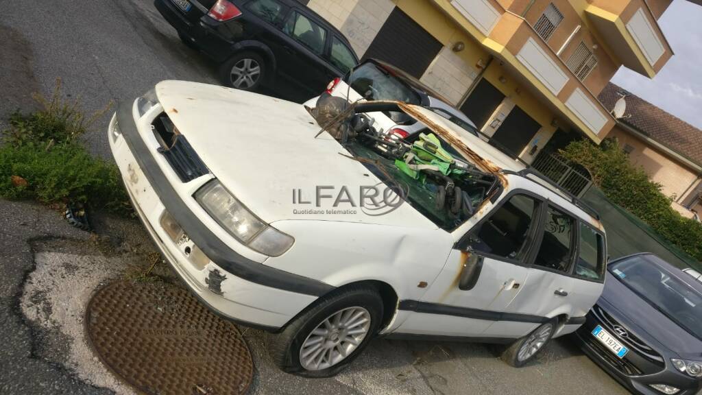 Fiumicino, macchina abbandonata su via Torre Alessandrina “vittima” dei vandali
