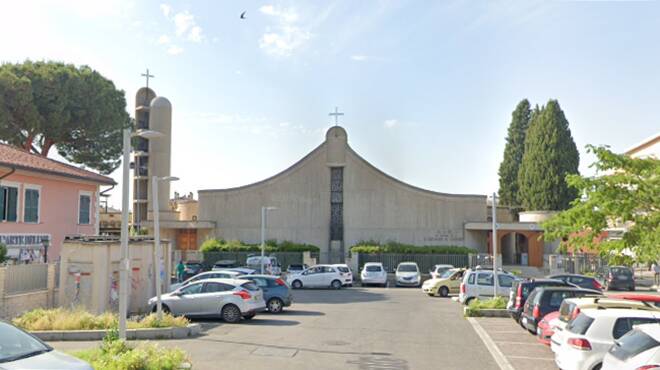 Roma, entra in chiesa e sradica il crocifisso poi prende a pugni il parroco: arrestato