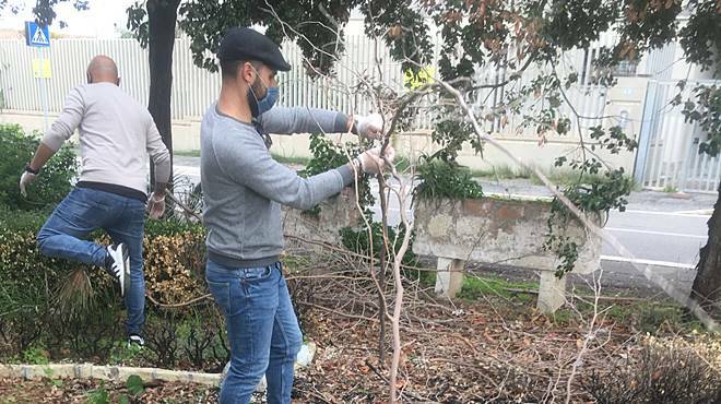 Fiumicino, il circolo FdI-Patria e Libertà ripulisce il giardino Quinto Pasquino