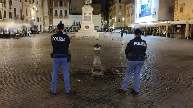 Roma, cena al ristorante e assembramento notturno a Campo de Fiori: negazionisti multati