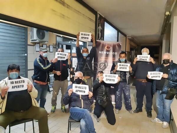 Chiusure Covid, la protesta dei commercianti di Fiumicino