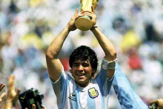 Una pioggia di auguri a Maradona per i suoi 60 anni: “Mi avete commosso. Una piacevole sorpresa”