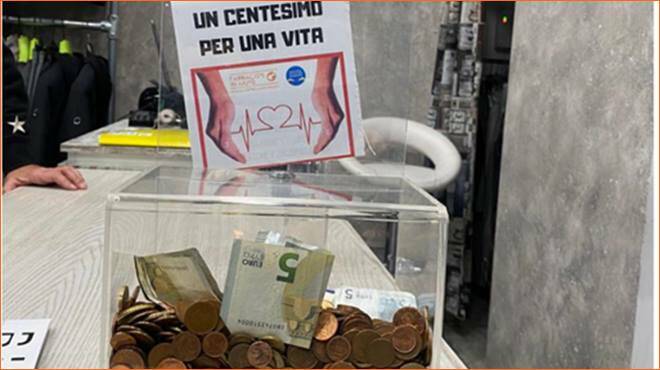 “Un centesimo per una vita”: facciamo il pieno ai salvadanai di Farmacisti in Aiuto