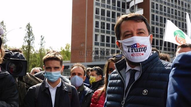 Roma, flash mob della Lega all'Agenzia delle Entrate, Salvini: "Pace fiscale subito"