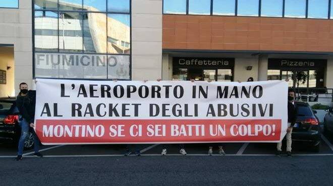 Fiumicino, al Comune il flash mob dei tassisti contro gli abusivi