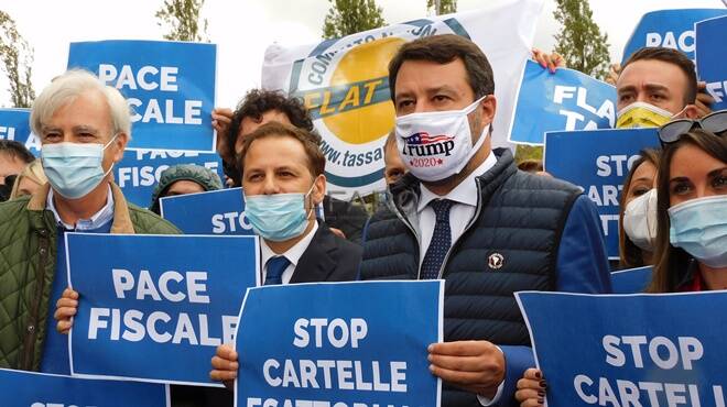 Roma, flash mob della Lega all’Agenzia delle Entrate, Salvini: “Pace fiscale subito”