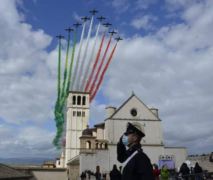 San Francesco, patrono d’Italia: le Frecce Tricolori sorvolano Assisi