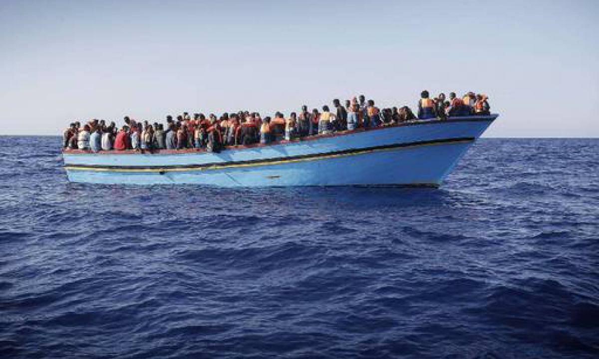 Barcone carico di migranti si rovescia al largo di Lampedusa: 5 dispersi