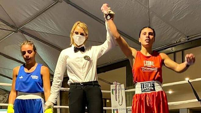 Boxe, Giorgia Paradisi esulta sul ring: la 17enne di Ladispoli è campionessa italiana