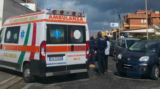 Incidente ad Ardea, ciclista travolto da un’auto sul lungomare: interviene l’eliambulanza