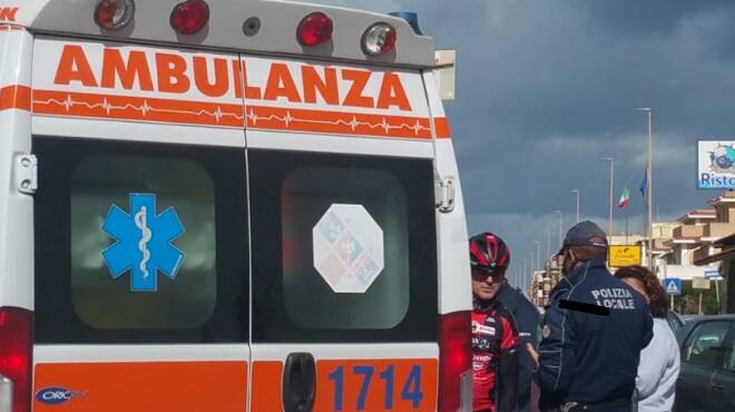 Incidente ad Ardea, ciclista travolto da un’auto sul lungomare: interviene l’eliambulanza
