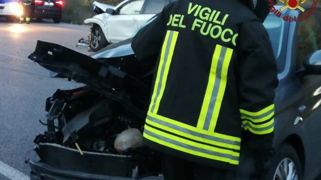 Roma, scontro fra auto su via Laurentina: bimbo di 7 anni in codice rosso