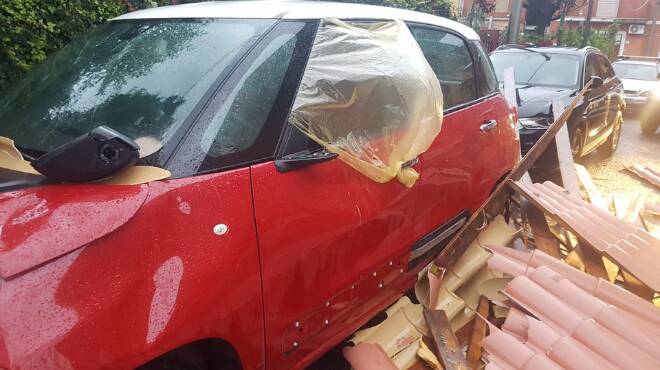 Maltempo ad Ardea: il vento scoperchia un tetto che crolla sulle auto parcheggiate