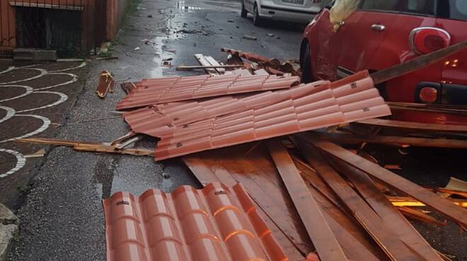 Maltempo ad Ardea: il vento scoperchia un tetto che crolla sulle auto parcheggiate