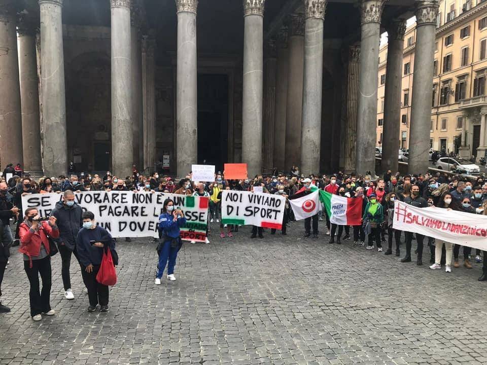Roma, gestori delle palestre in protesta al Pantheon contro il nuovo Dpcm