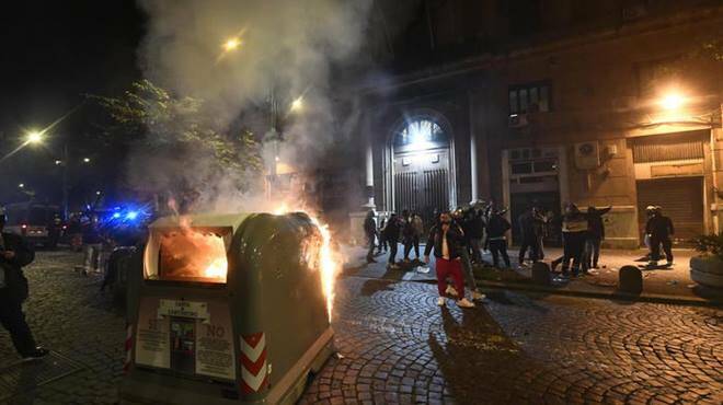 Napoli, rivolte in strada dei manifestanti no-lockdown tra fumogeni e bombe carta
