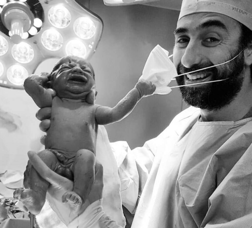 Neonato strappa la mascherina al medico: la “foto della speranza” diventa virale