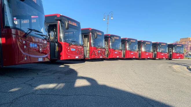 Estate 2023, più corse verso il mare dei bus che collegano Roma a Ostia: tutte le novità