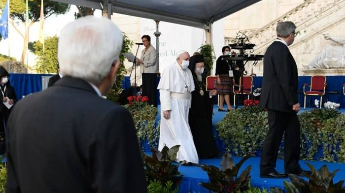 Il Papa “scomunica” radicalismo e terrorismo: “Le religioni sono al servizio della pace”