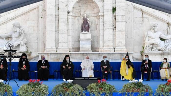 Il Papa “scomunica” radicalismo e terrorismo: “Le religioni sono al servizio della pace”