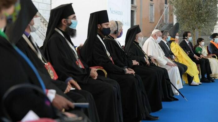 Il Papa “scomunica” radicalismo e terrorismo: “Le religioni sono al servizio della pace”