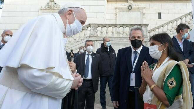 Il Papa “scomunica” radicalismo e terrorismo: “Le religioni sono al servizio della pace”