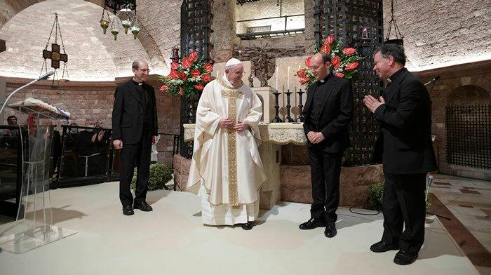 Sulla tomba di San Francesco Papa Bergoglio firma l’enciclica “Fratelli Tutti”