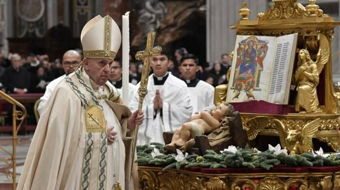 Papa Francesco: “Davanti al presepe lasciatevi attirare dalla tenerezza di Gesù Bambino”
