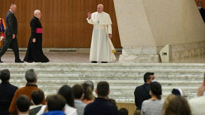 Il Papa non scende tra i fedeli: “Manteniamo le distanze da signora Covid”