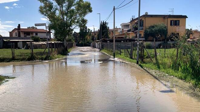 Strada allagata nel quartiere Saline: Acea chiude la perdita in nottata