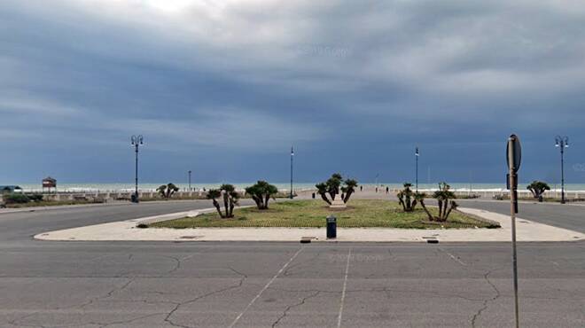 Ostia, il M5S conferma: “Niente bancarelle su piazza dei Ravennati, rivedremo la delibera”