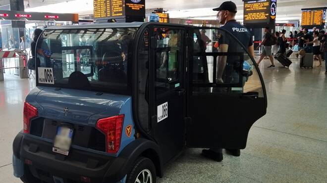 Roma, tassista si procacciava clienti alla stazione Termini, ma era irregolare e senza patente