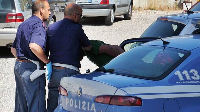 Roma, picchia e ruba un cellulare a un minorenne: arrestato un uomo