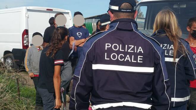 Ardea, accampamento di nomadi in via dei Colli Marini: interviene la Polizia Locale