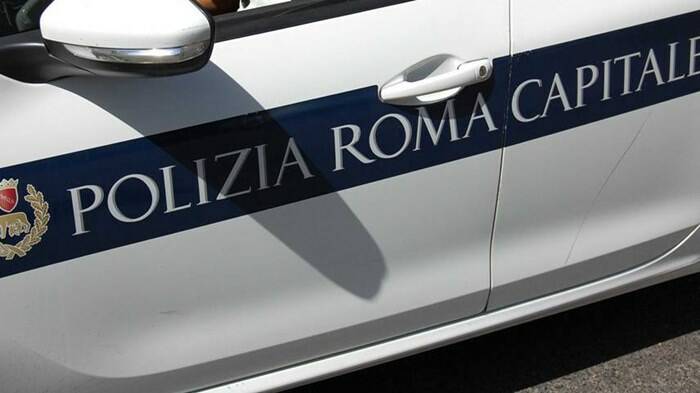 In stato confusionale vaga a piedi sulla Roma-Fiumicino: salvata dalla Polizia Locale