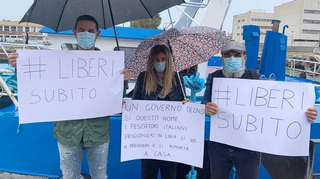 Fiumicino, la Lega: “Riportiamo a casa i pescatori italiani prigionieri in Libia”