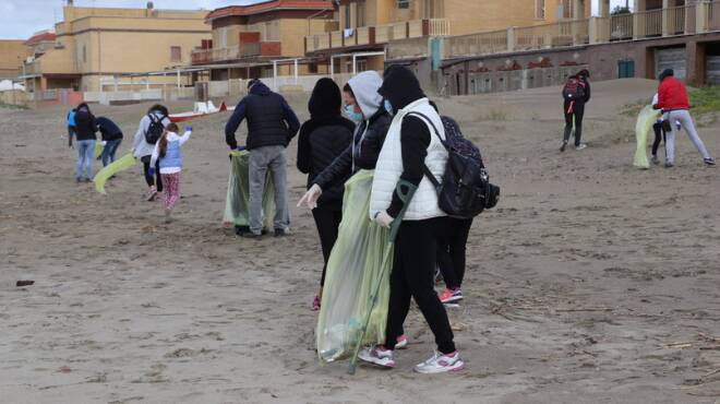 Pomezia, i volontari di Care the Oceans in azione per la pulizia della spiaggia