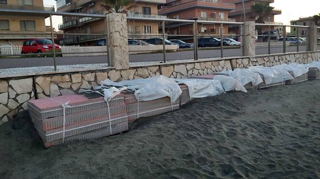 Nuova Ostia, le spiagge colorate diventano ripostiglio di materiali edili