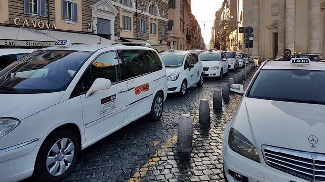 Servizio taxi a Roma, dal 13 maggio arrivano i nuovi turni: i dettagli