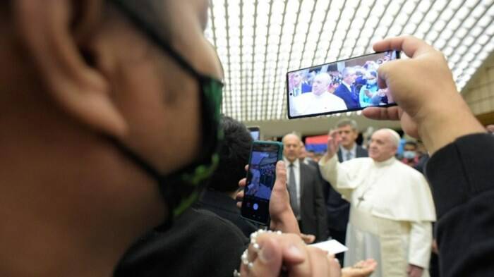 Papa Francesco: “Pregare significa anche lasciarsi bastonare dalle tentazioni”