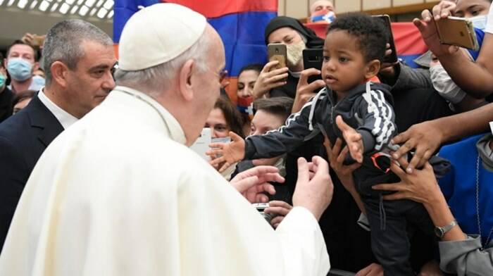 Papa Francesco: “Pregare significa anche lasciarsi bastonare dalle tentazioni”