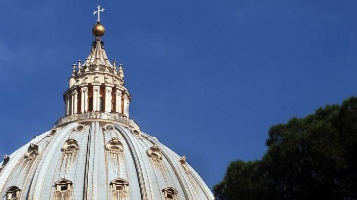 Vaticano, cambio ai vertici della Curia Romana: lasciano i cardinali Comastri e Sarah