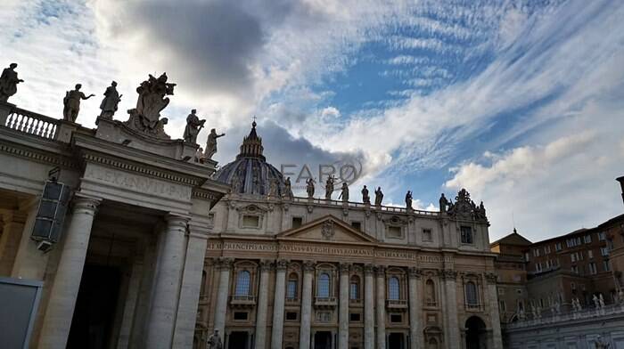 Finanze vaticane, il cardinal Becciu indagato Oltretevere per peculato