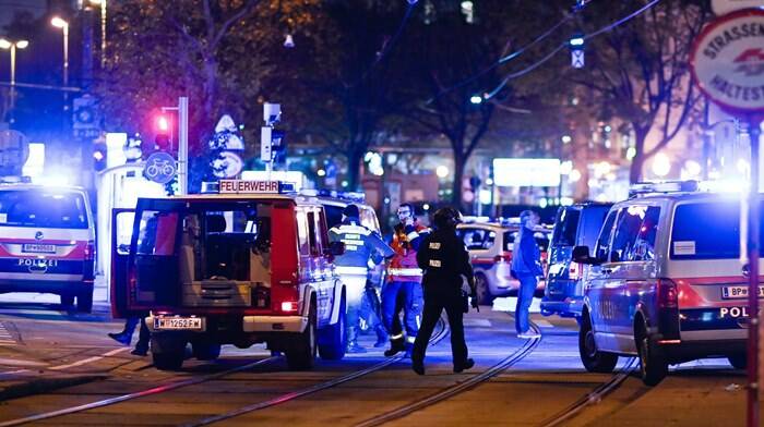 L’Isis rivendica l’attentato a Vienna, il Papa: “Basta odio e violenza”