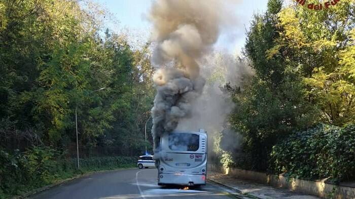 Roma, bus dell’Atac prende fuoco: paura a via dei Colli della Farnesina