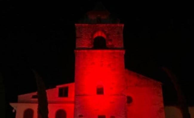 No alla violenza sulle donne: a Fondi i monumenti si illuminano di rosso